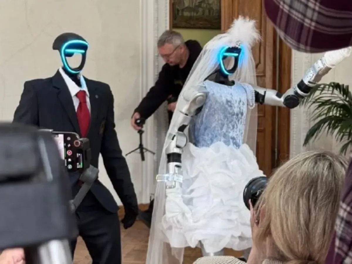 Robot wedding in Moscow captures online attention