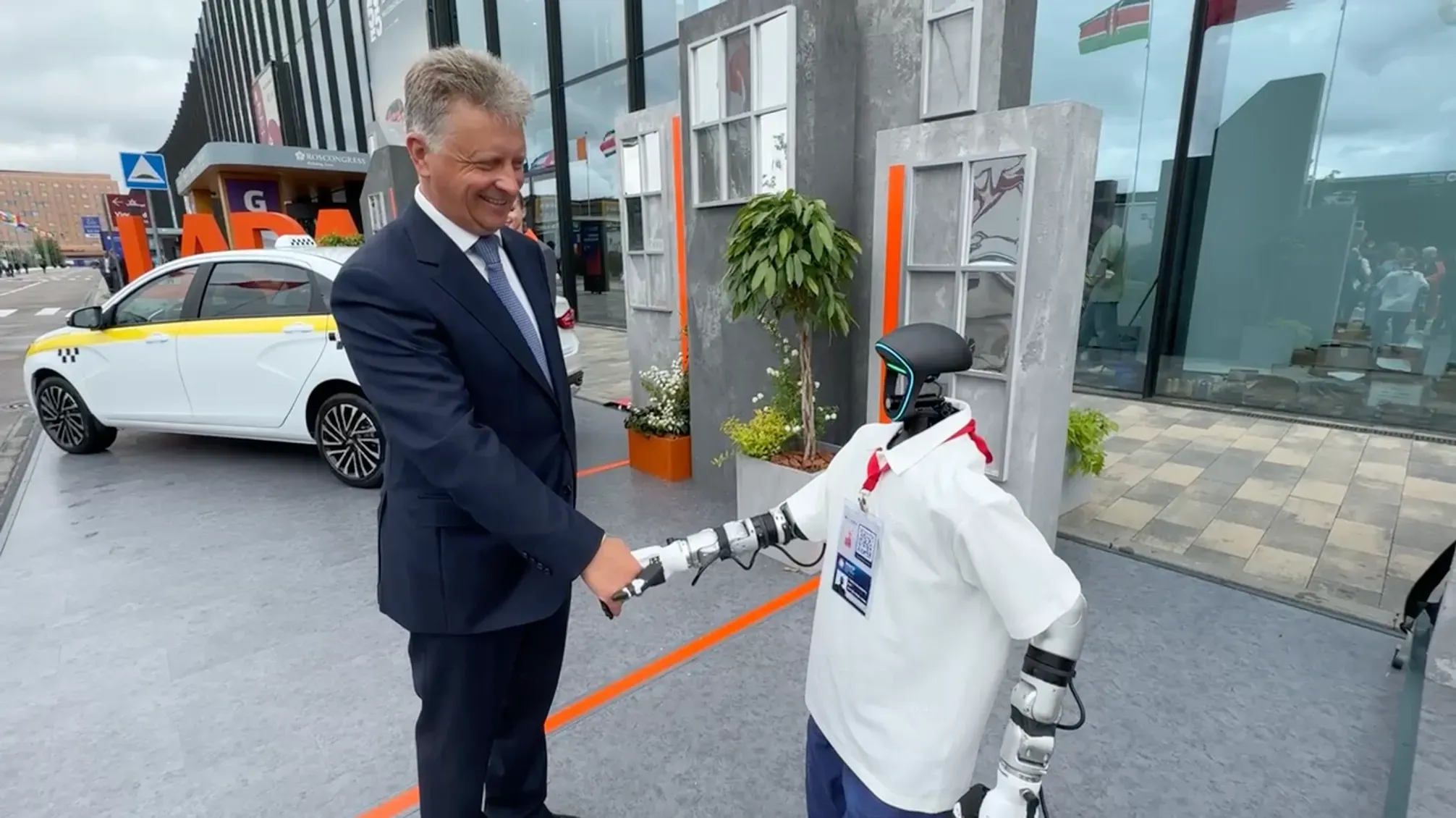 Глава АвтоВАЗа ответил роботу на ПМЭФ о будущем автопрома России