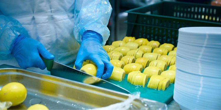 Искусственный интеллект круглосуточно контролирует безопасность производства питания в Москве