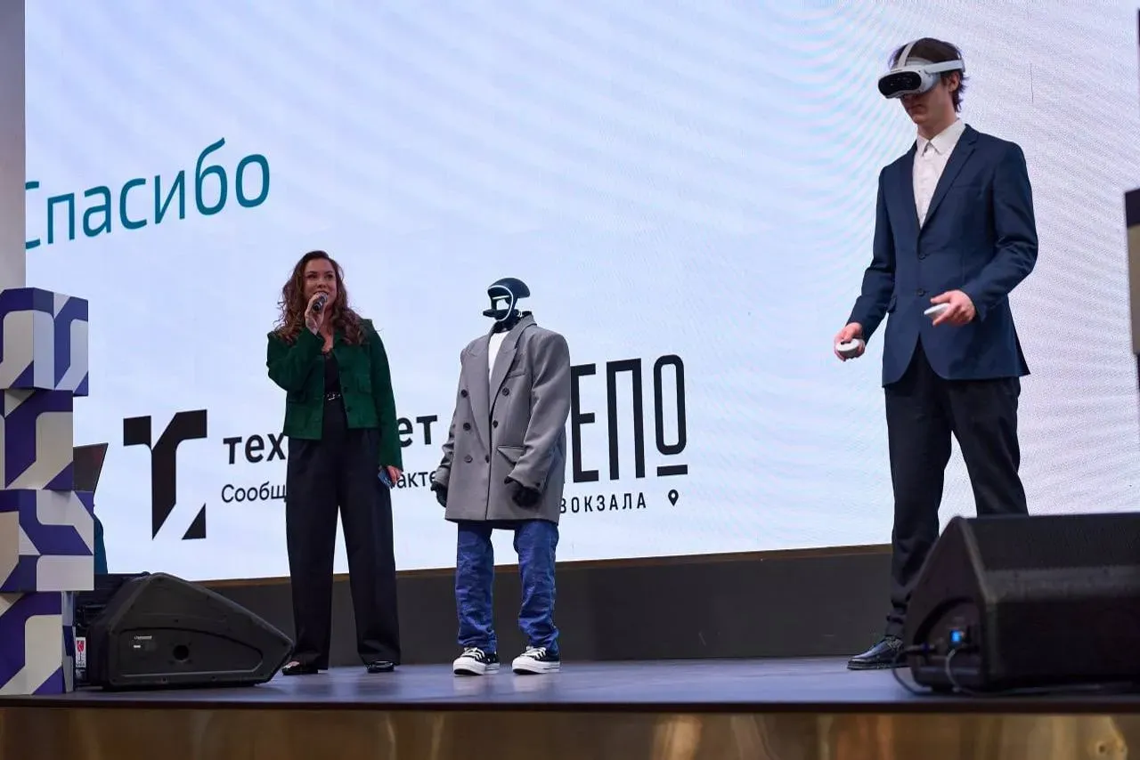 В России представили гуманоидного робота с управлением через VR и автономной навигацией