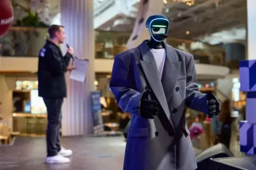Russia unveils VR control of a humanoid robot for the first time